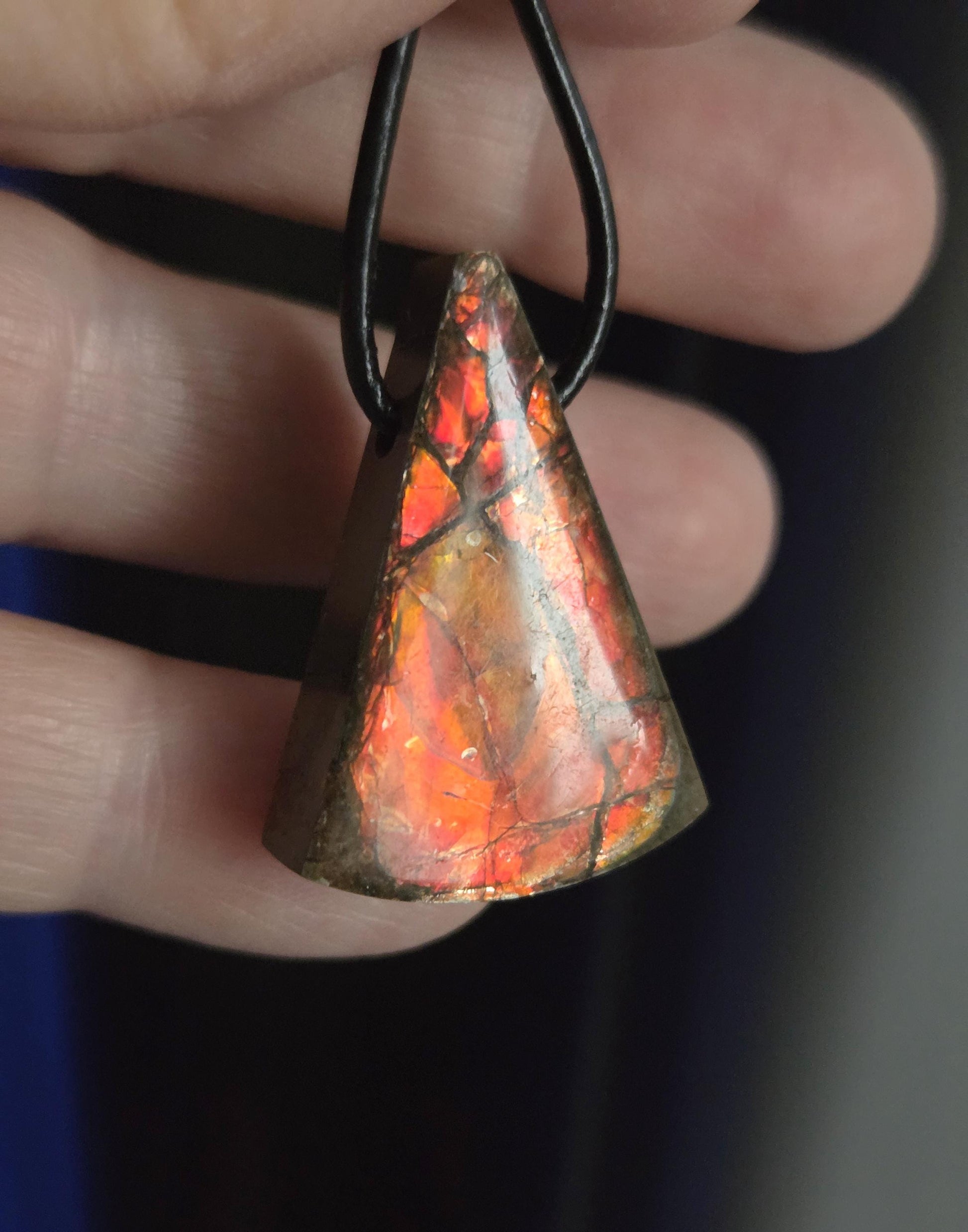 Seltener Ammolith Opal Anhänger aus Alberta Kanada, 33 x 21 x 8 mm, gebohrt, an verstellbarem Lederband, Ammolit, Ammonit