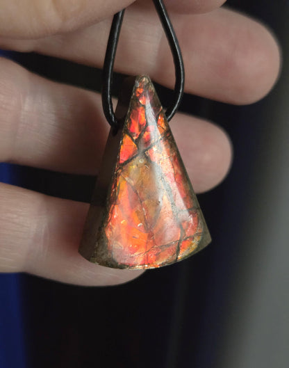 Seltener Ammolith Opal Anhänger aus Alberta Kanada, 33 x 21 x 8 mm, gebohrt, an verstellbarem Lederband, Ammolit, Ammonit