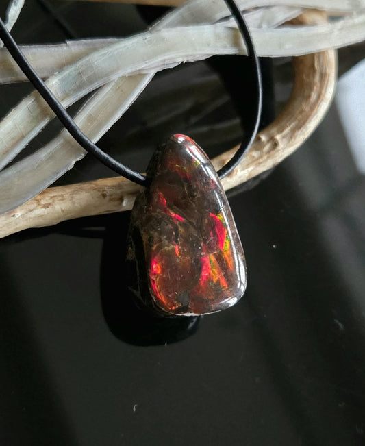 Traum von Ammolith Opal Anhänger, in eigenem Muttergestein, Alberta Kanada, 30 x 18 x 10 mm, gebohrt, an verstellbarem Lederband, Ammolit, Ammonit