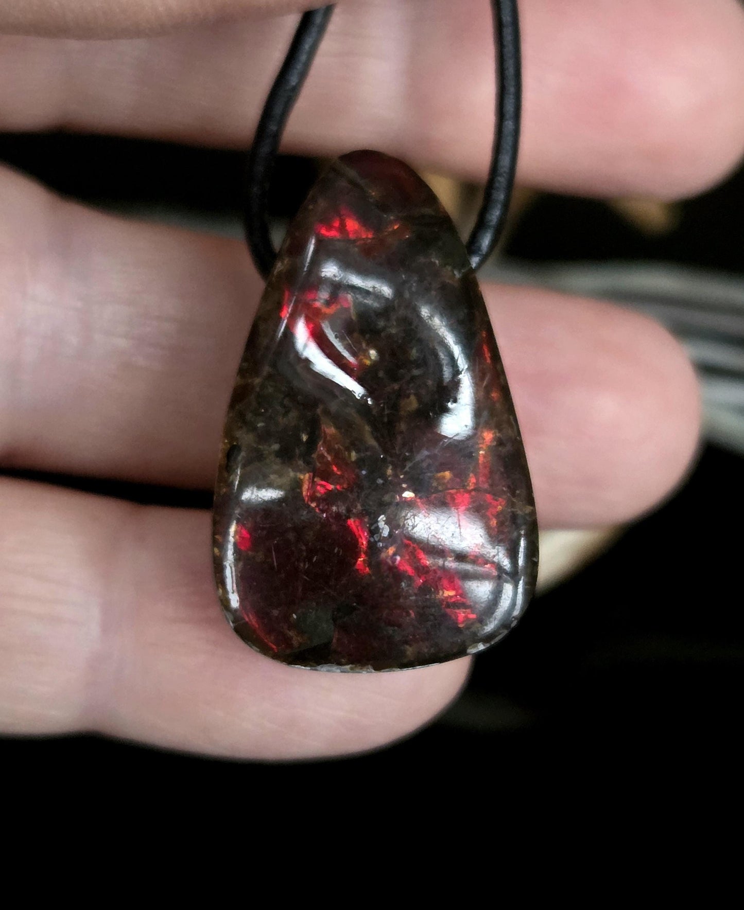 Traum von Ammolith Opal Anhänger, in eigenem Muttergestein, Alberta Kanada, 30 x 18 x 10 mm, gebohrt, an verstellbarem Lederband, Ammolit, Ammonit