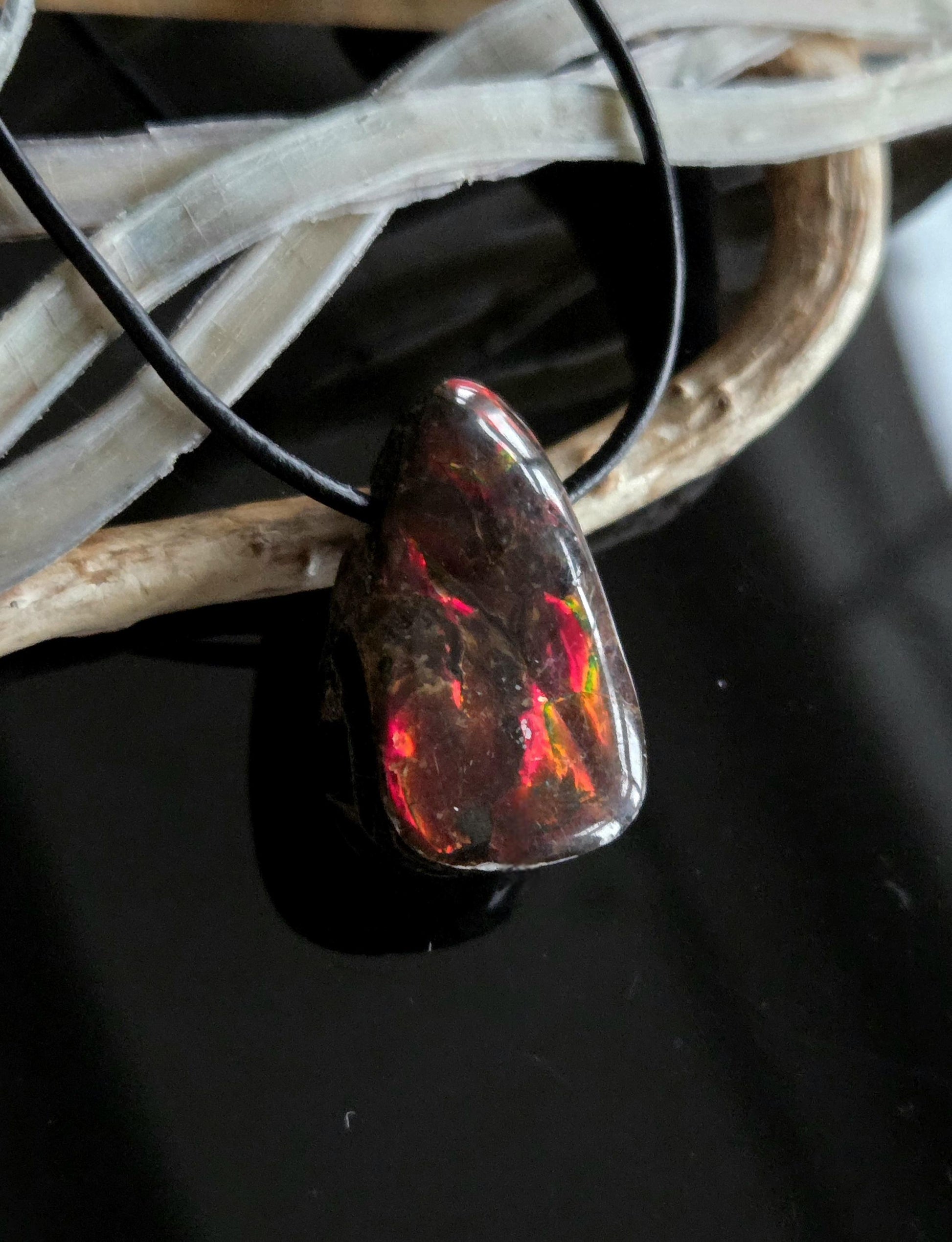 Traum von Ammolith Opal Anhänger, in eigenem Muttergestein, Alberta Kanada, 30 x 18 x 10 mm, gebohrt, an verstellbarem Lederband, Ammolit, Ammonit