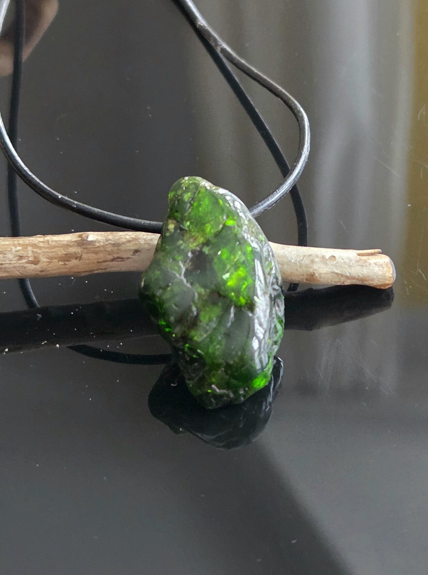 Magischer Chromdiopsid Anhänger, 31 x 19 x 9 mm, gebohrt, an verstellbarem Lederband