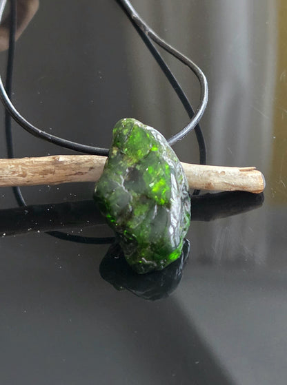 Magischer Chromdiopsid Anhänger, 31 x 19 x 9 mm, gebohrt, an verstellbarem Lederband