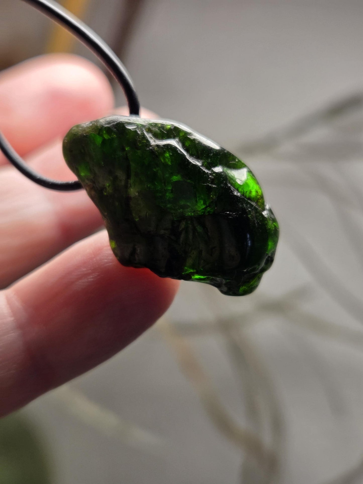 Magischer Chromdiopsid Anhänger, 31 x 19 x 9 mm, gebohrt, an verstellbarem Lederband