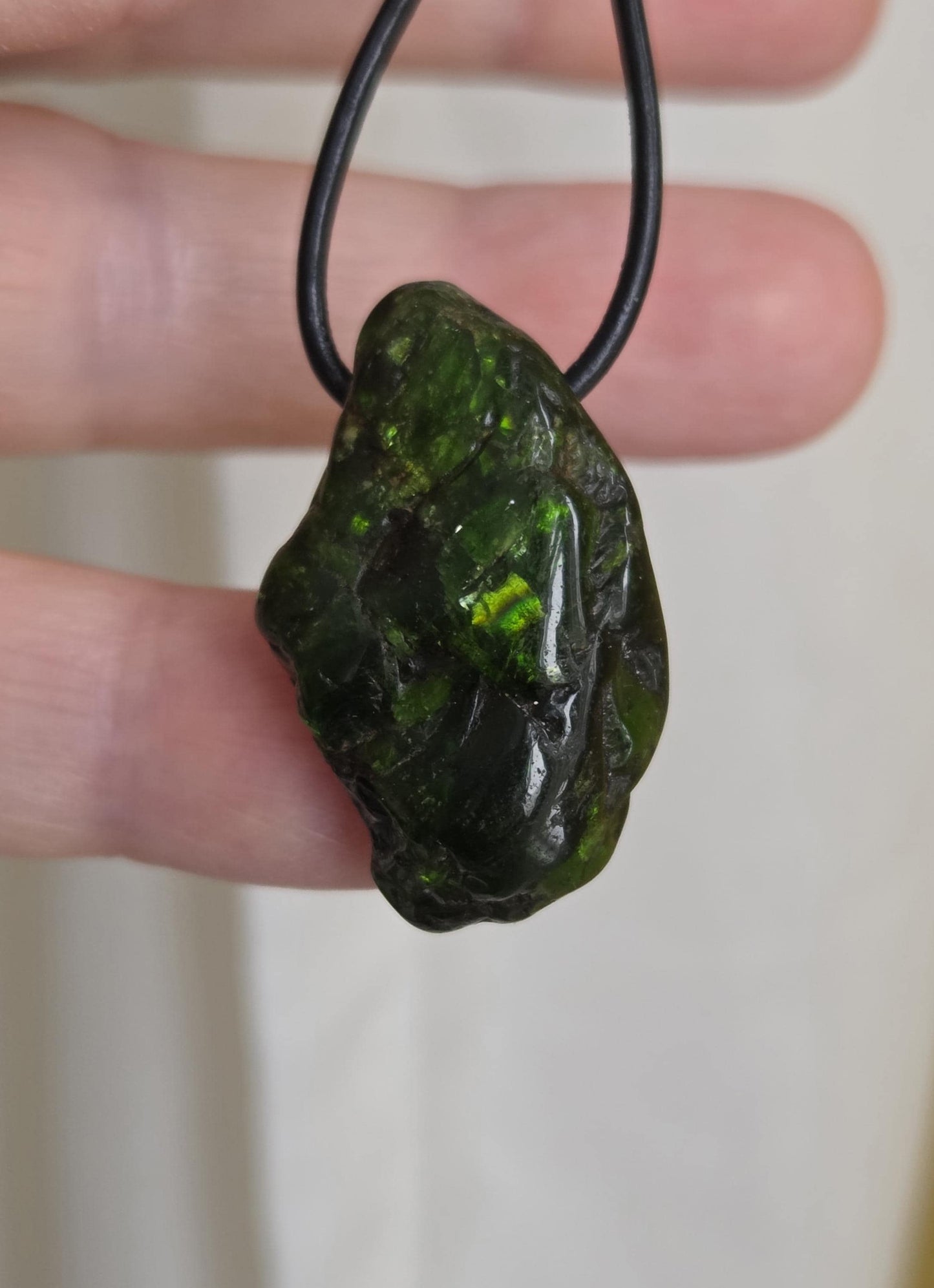 Magischer Chromdiopsid Anhänger, 31 x 19 x 9 mm, gebohrt, an verstellbarem Lederband