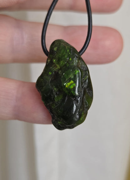 Magischer Chromdiopsid Anhänger, 31 x 19 x 9 mm, gebohrt, an verstellbarem Lederband