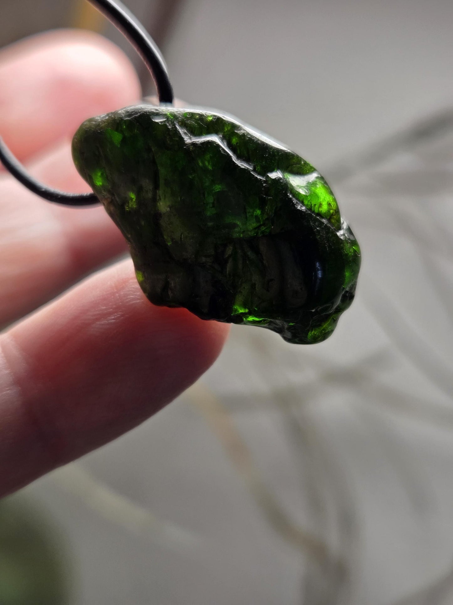 Magischer Chromdiopsid Anhänger, 31 x 19 x 9 mm, gebohrt, an verstellbarem Lederband