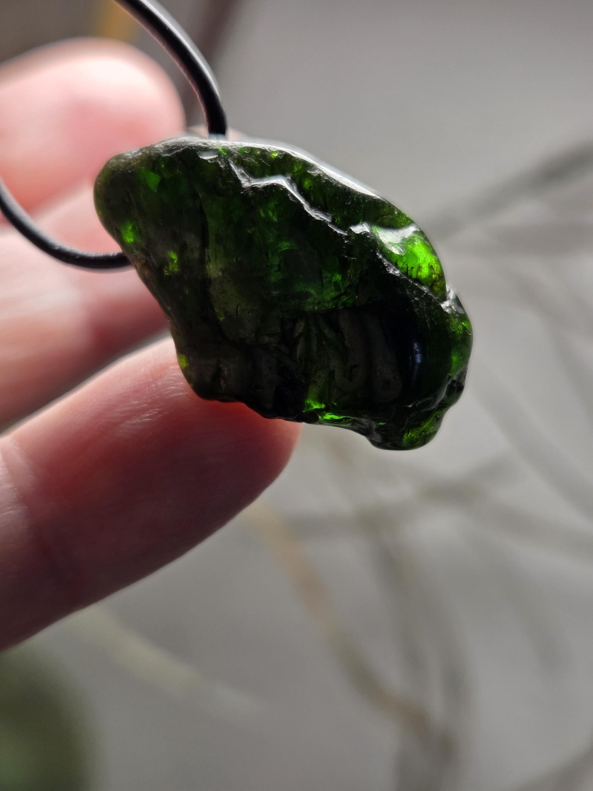 Magischer Chromdiopsid Anhänger, 31 x 19 x 9 mm, gebohrt, an verstellbarem Lederband