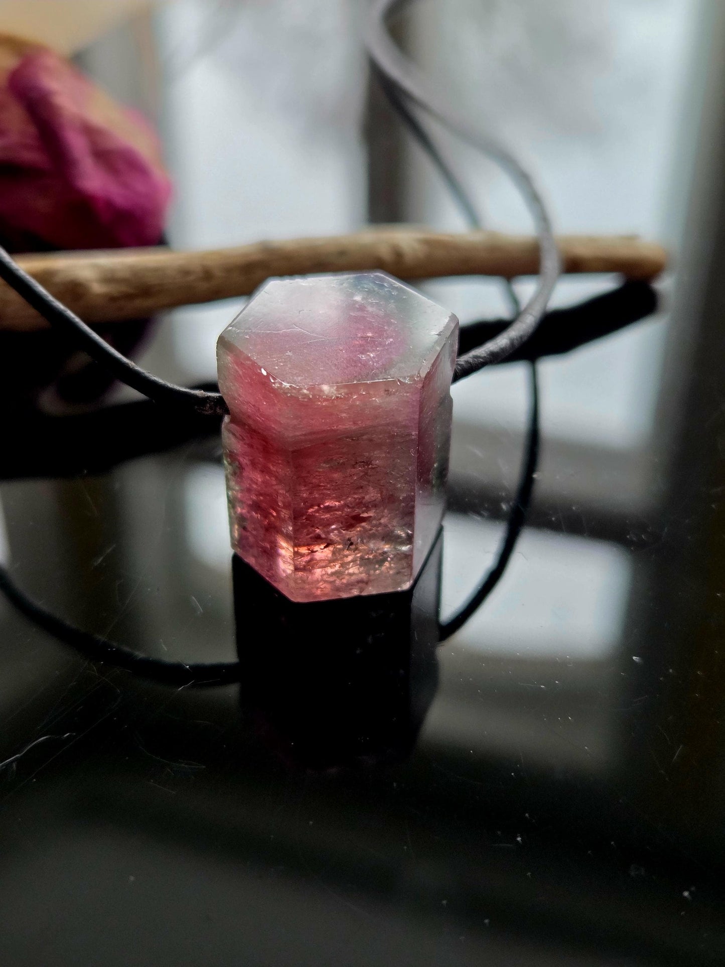 Wassermelonenturmalin Turmalin rot grün Bicolor Kristall Rubellit Verdelith Anhänger, 20 x 17 x 15 mm, gebohrt, an verstellbarem Lederband