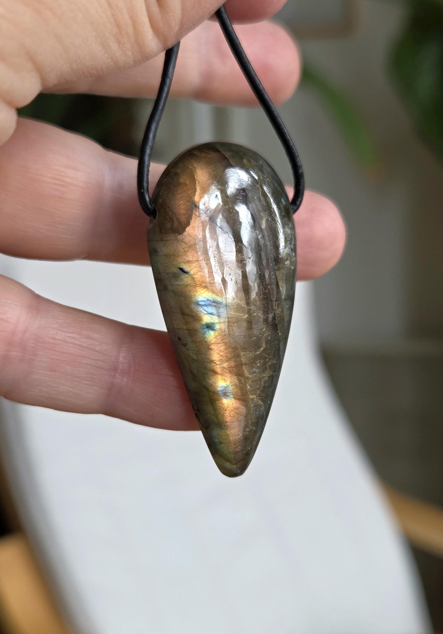 Labradorit großer Anhänger Gold apricot blau , 49 x 24 x 10 mm, gebohrt, an verstellbarem Lederband