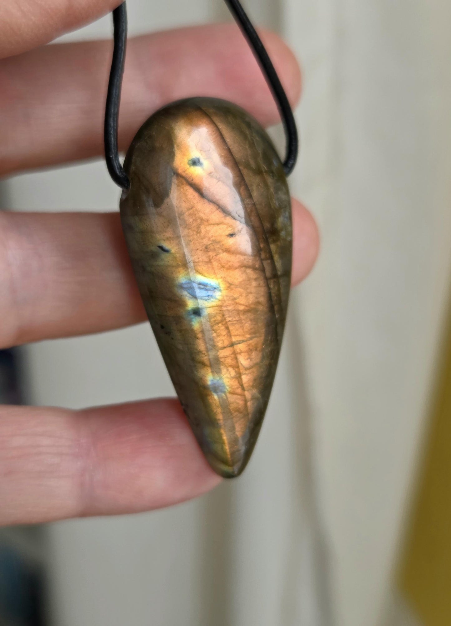 Labradorit großer Anhänger Gold apricot blau , 49 x 24 x 10 mm, gebohrt, an verstellbarem Lederband