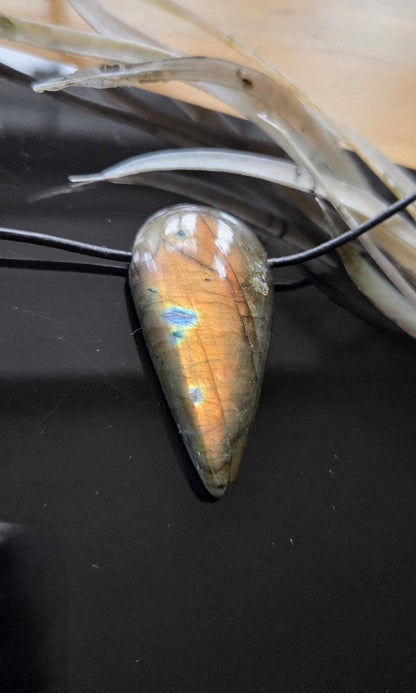 Labradorit großer Anhänger Gold apricot blau , 49 x 24 x 10 mm, gebohrt, an verstellbarem Lederband