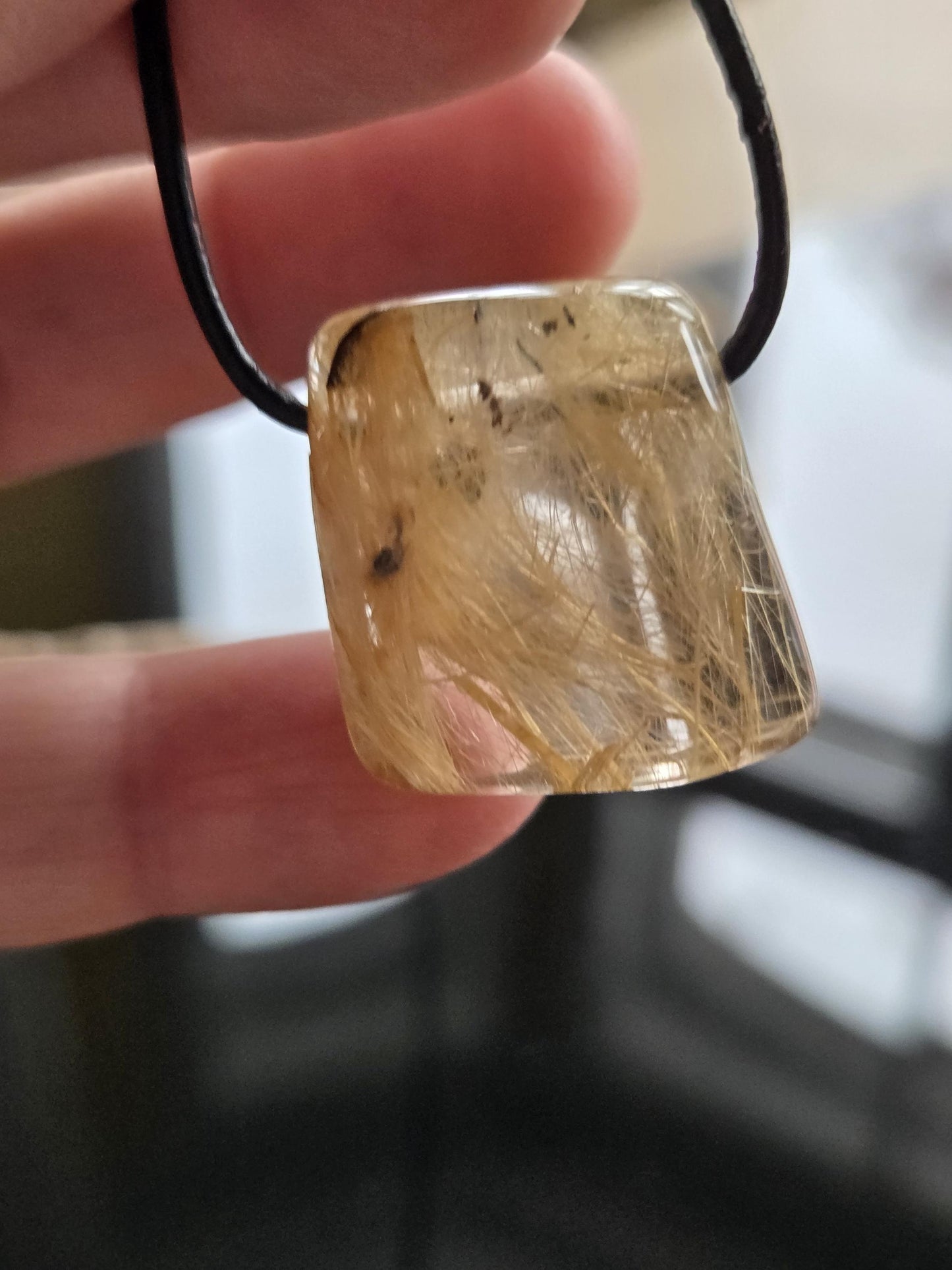 Gold Rutil Quarz Goldrutilquarz Anhänger, 25 x 24 x 10 mm, an verstellbarem Lederband, Hochwertige Qualität Brasilien