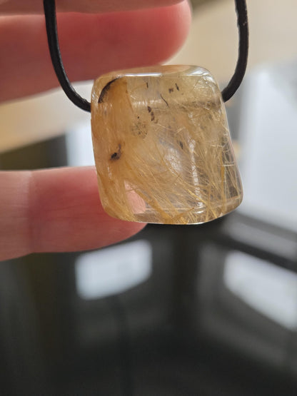 Gold Rutil Quarz Goldrutilquarz Anhänger, 25 x 24 x 10 mm, an verstellbarem Lederband, Hochwertige Qualität Brasilien