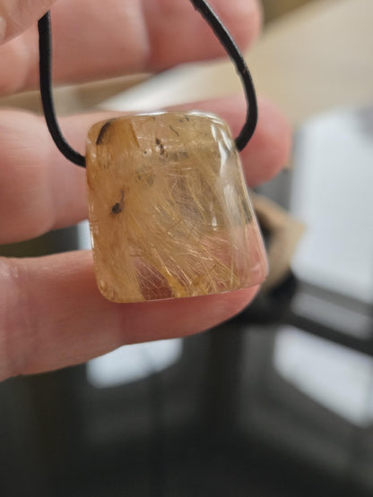 Gold Rutil Quarz Goldrutilquarz Anhänger, 25 x 24 x 10 mm, an verstellbarem Lederband, Hochwertige Qualität Brasilien