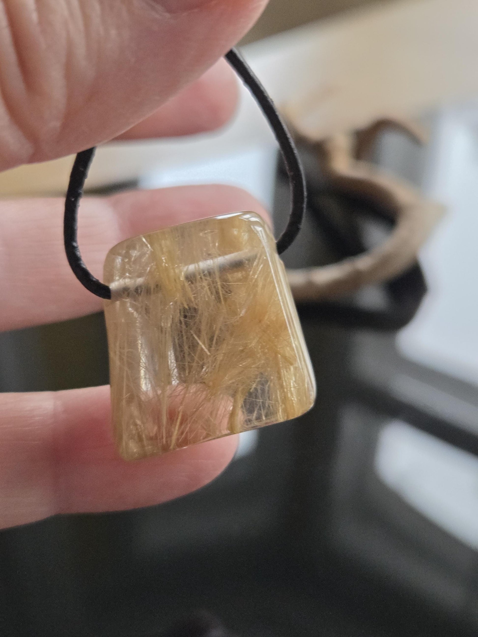 Gold Rutil Quarz Goldrutilquarz Anhänger, 25 x 24 x 10 mm, an verstellbarem Lederband, Hochwertige Qualität Brasilien