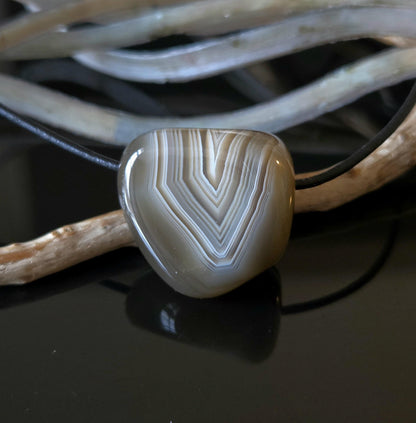 Hübscher Botswana Achat, Anhänger 24 x 24 x 16 mm, gebohrt, an verstellbarem Lederband