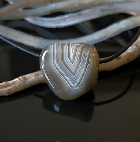 Hübscher Botswana Achat, Anhänger 24 x 24 x 16 mm, gebohrt, an verstellbarem Lederband