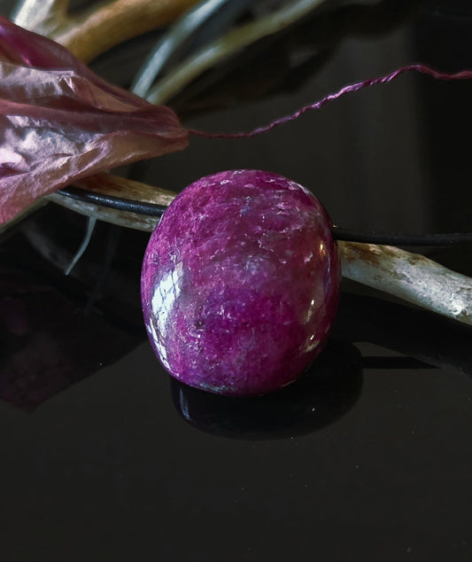 Magischer Rubin Kristall Vollstein Anhänger, 26 x 23 x 9 mm, gebohrt, an verstellbarem Lederband