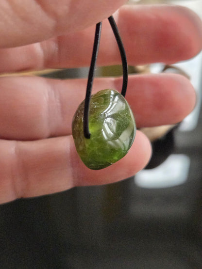 Peridot Olivin Chrysolith Anhänger, 20 x 23 x 15 mm , gebohrt, an verstellbarem Lederband