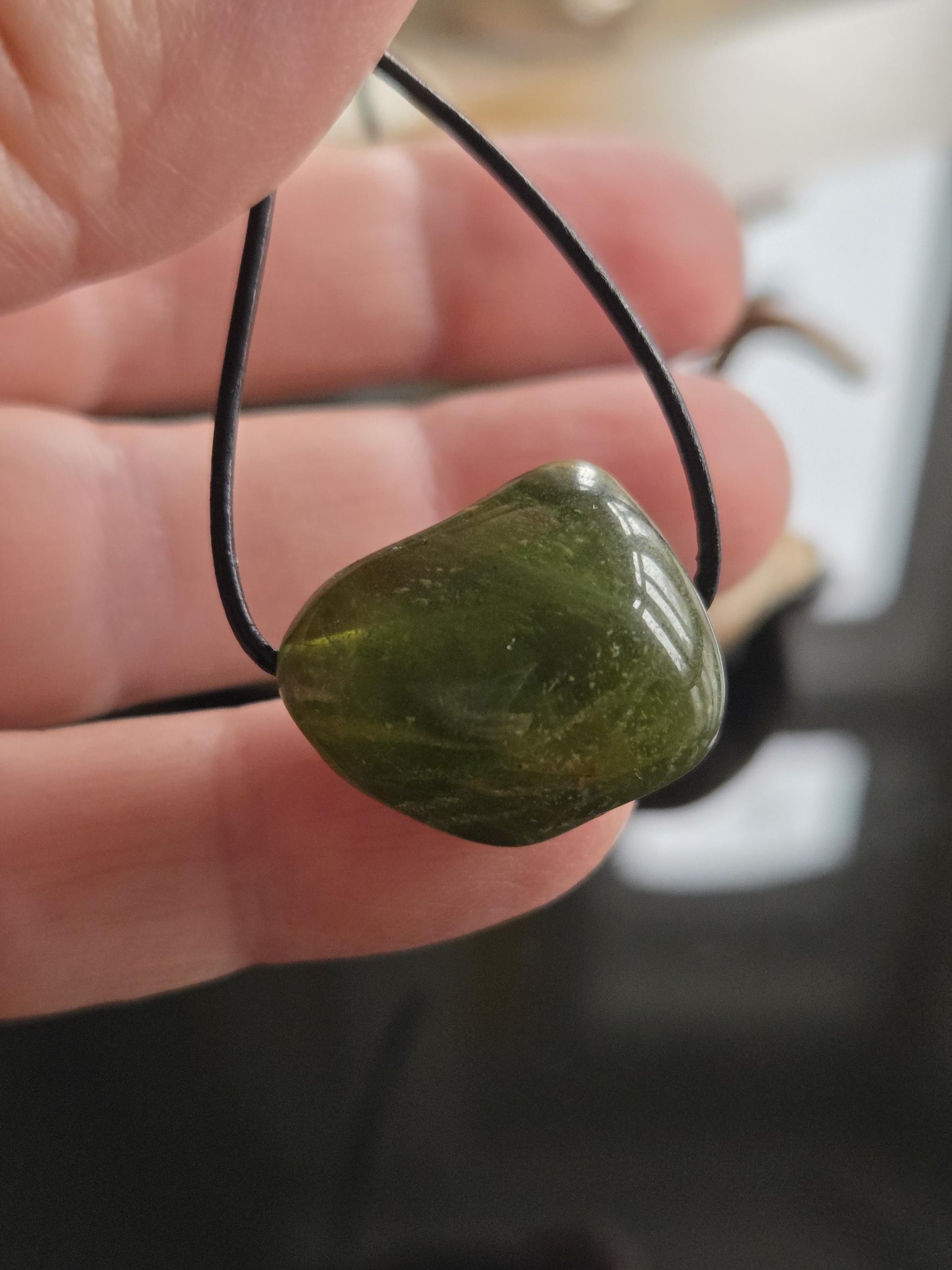 Peridot Olivin Chrysolith Anhänger, 20 x 23 x 15 mm , gebohrt, an verstellbarem Lederband