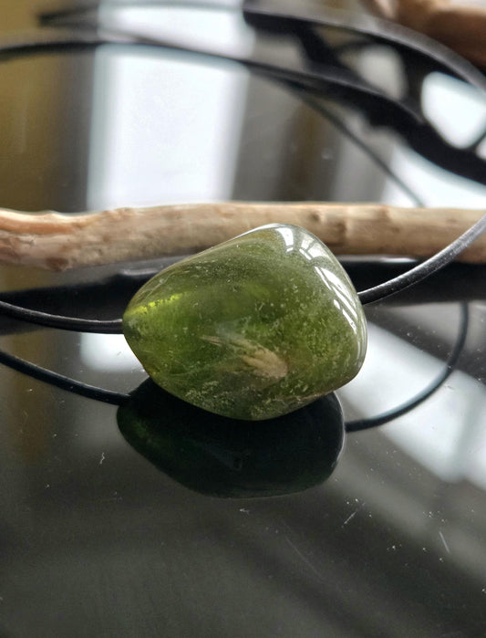 Peridot Olivin Chrysolith Anhänger, 20 x 23 x 15 mm , gebohrt, an verstellbarem Lederband