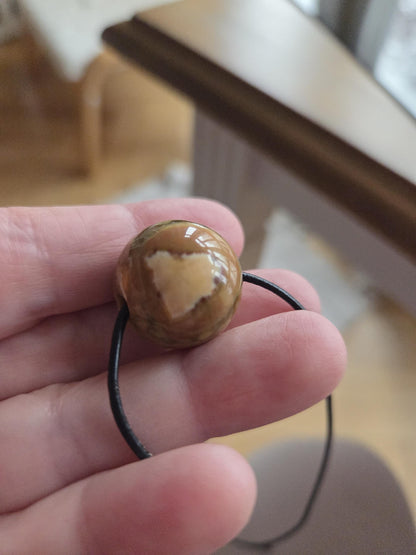 Regenwaldrhyolith Regenwald Rhyolit, Kugel Anhänger, 20 x 20 mm, gebohrt, an verstellbarem Lederband