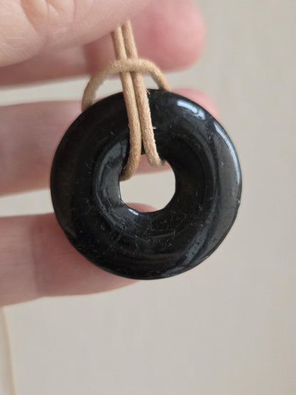 Schwarzer Turmalin, Schörl, Anhänger, Donut 30 mm Durchmesser, am Lederband