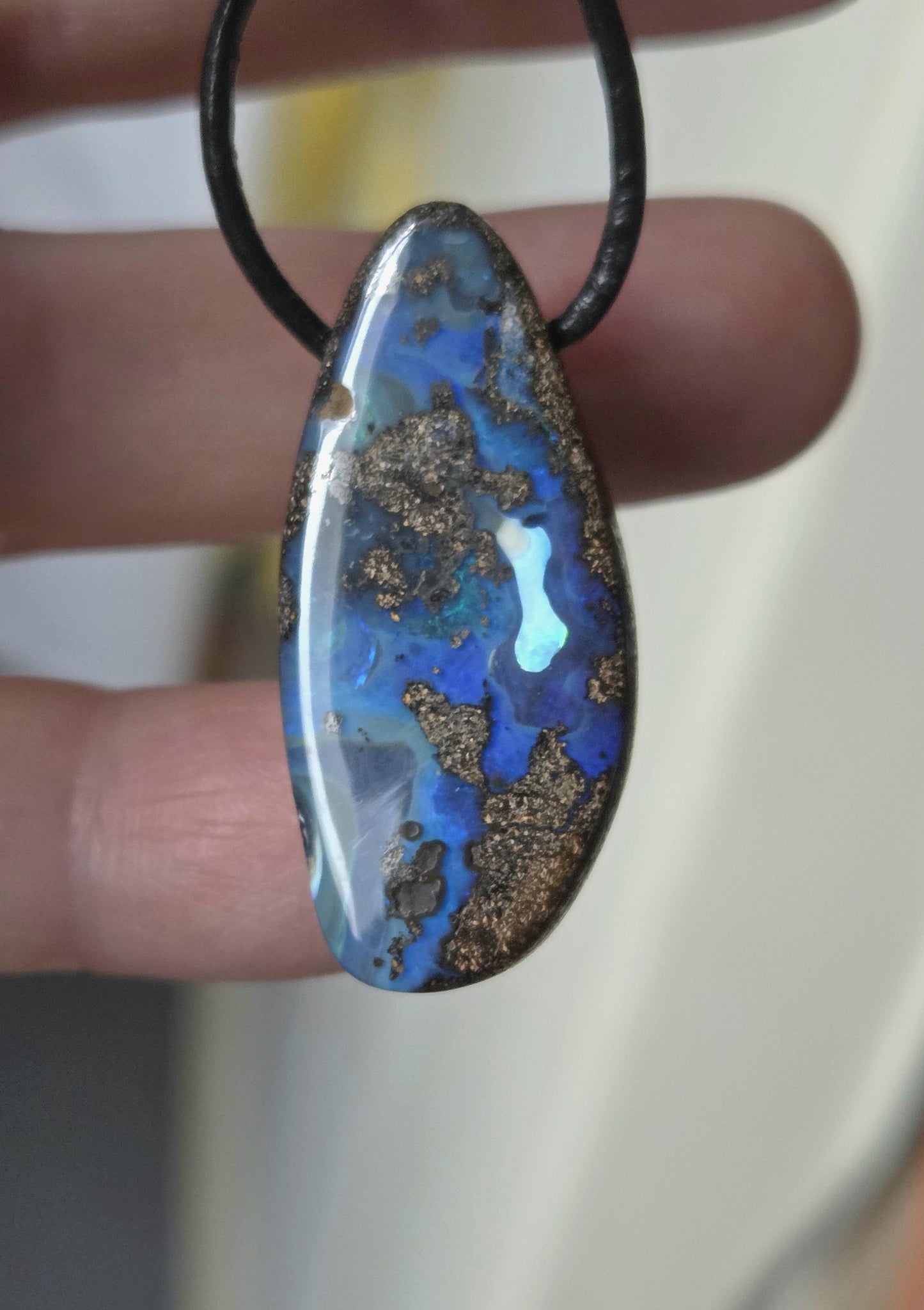Boulder Opal, Boulderopal Anhänger, "Tiefsee Leuchtefischchen", 35 x 16 x 9 mm, gebohrt, an verstellbarem Lederband