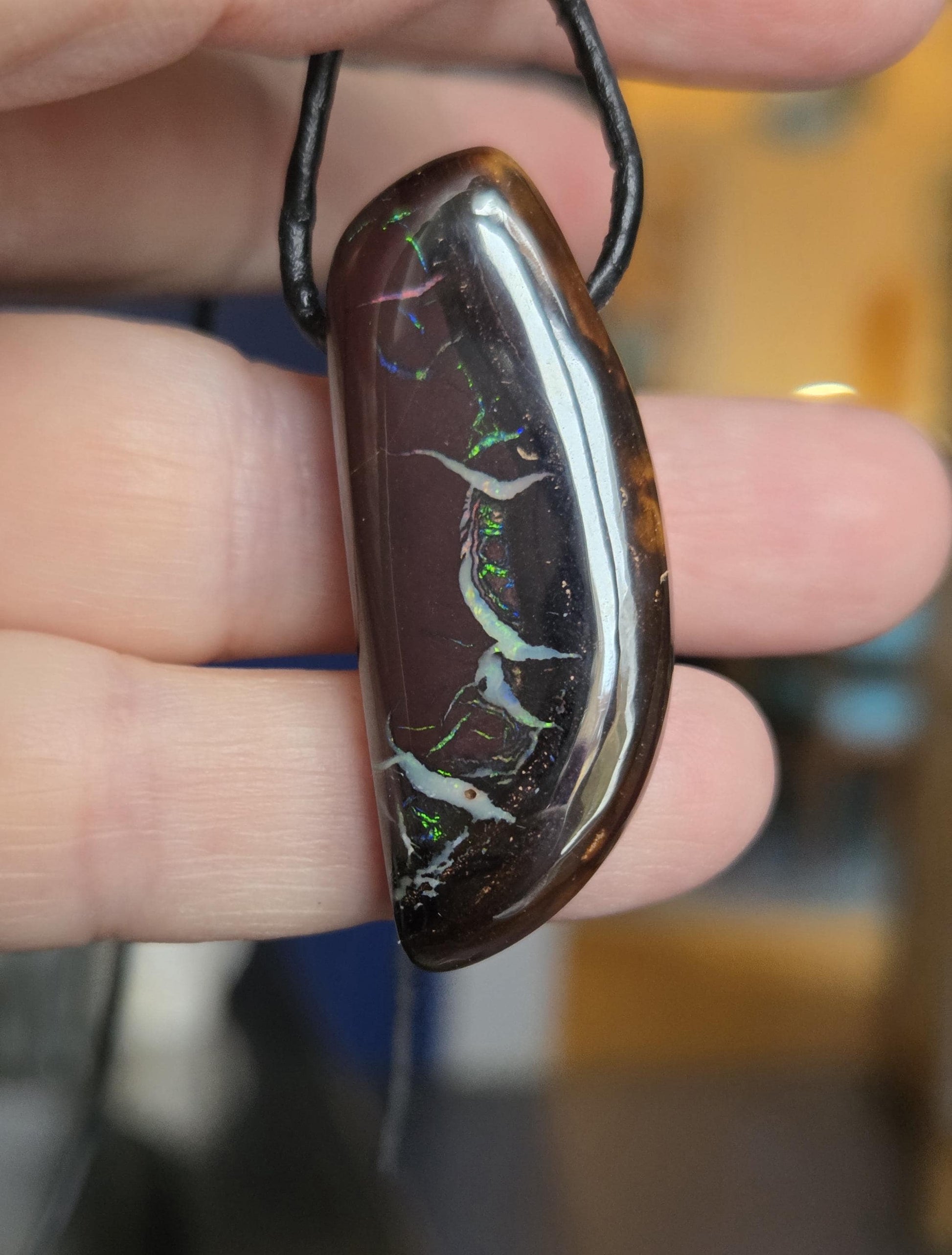 Boulder Opal, Boulderopal Anhänger, "Weiße Delfine", 42 x 17 x 8 mm, gebohrt, an verstellbarem Lederband, Yowah Nuss Opal