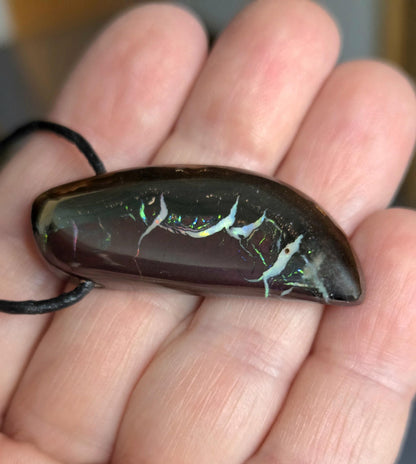 Boulder Opal, Boulderopal Anhänger, "Weiße Delfine", 42 x 17 x 8 mm, gebohrt, an verstellbarem Lederband, Yowah Nuss Opal