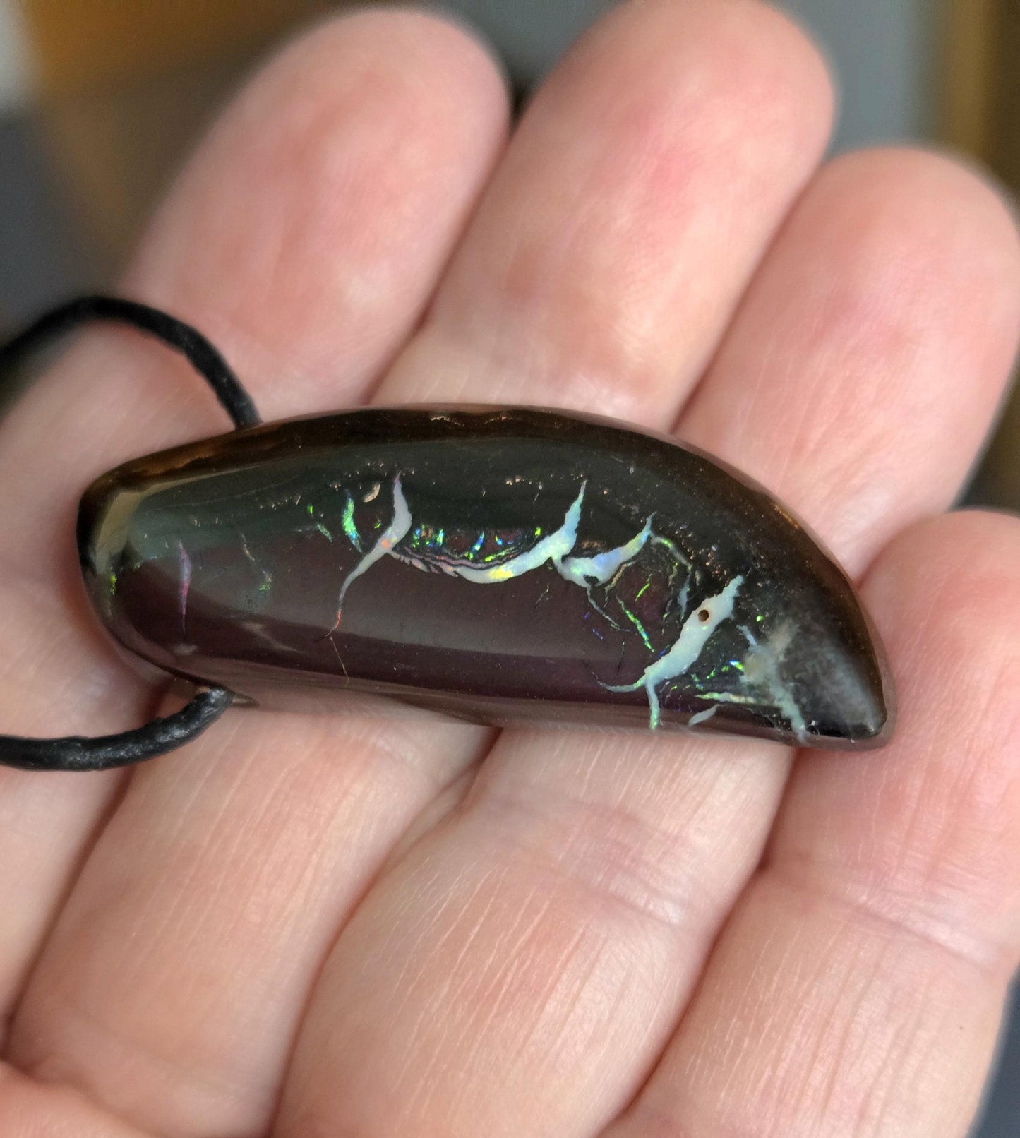 Boulder Opal, Boulderopal Anhänger, "Weiße Delfine", 42 x 17 x 8 mm, gebohrt, an verstellbarem Lederband, Yowah Nuss Opal