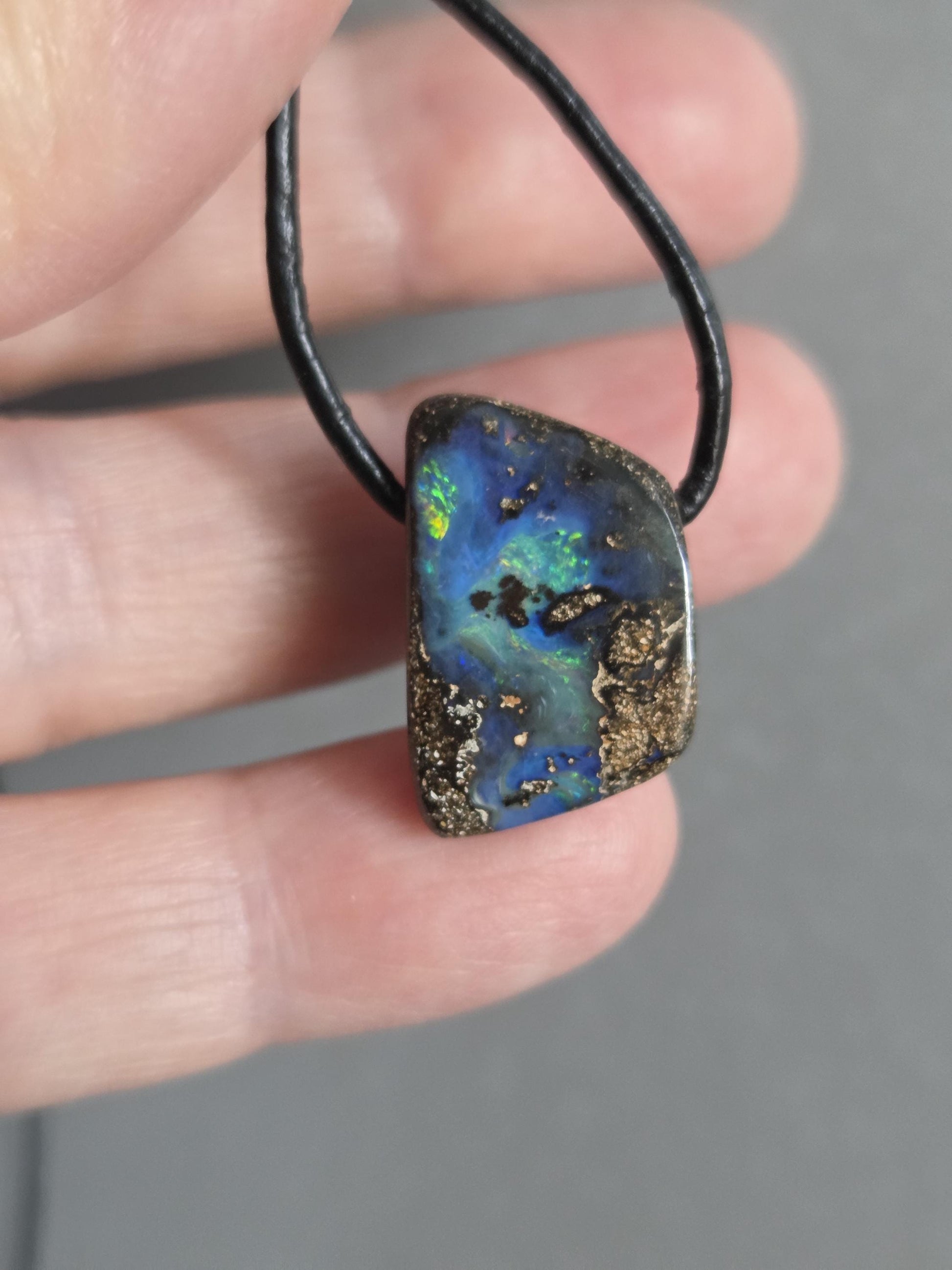 Kleiner blauer flashfire Boulder Opal Boulderopal Anhänger, "Atlantis Love", 21 x 14 x 7 mm, gebohrt, an verstellbarem Lederband