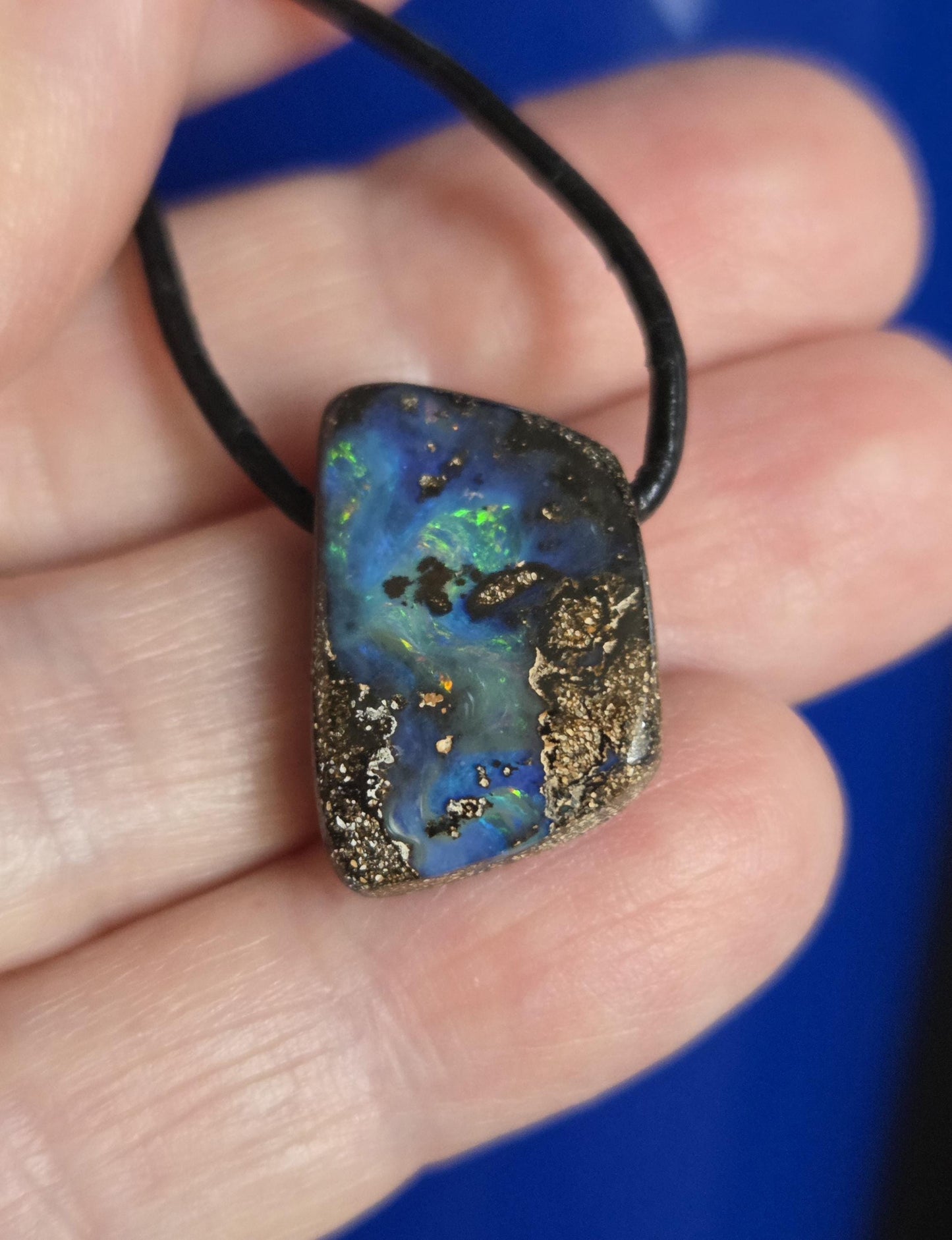 Kleiner blauer flashfire Boulder Opal Boulderopal Anhänger, "Atlantis Love", 21 x 14 x 7 mm, gebohrt, an verstellbarem Lederband
