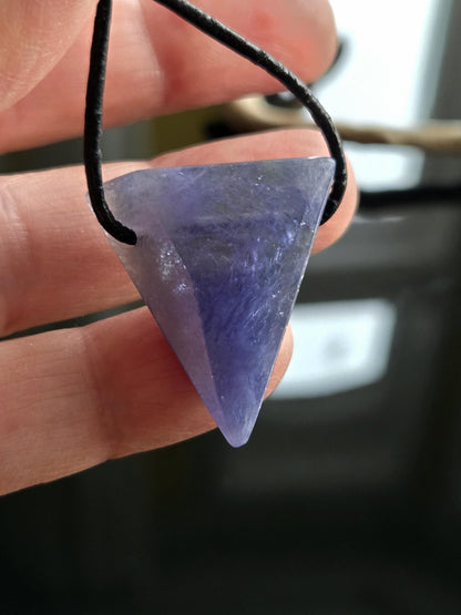 Hochwertiger Tansanit Anhänger Kilimandscharo, Anhänger Kristall Anhänger, 30 x 26 x 10 mm, gebohrt an verstellbarem Lederband