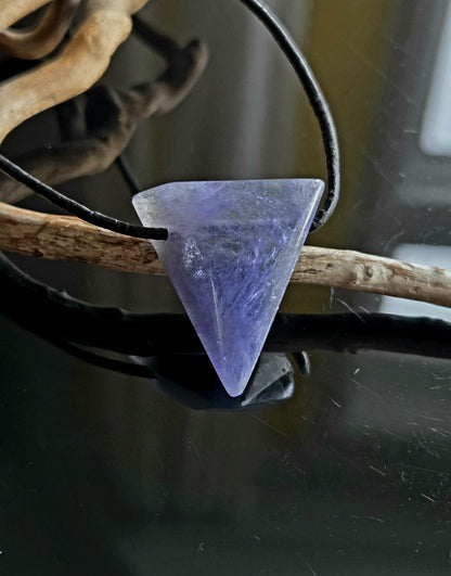 Hochwertiger Tansanit Anhänger Kilimandscharo, Anhänger Kristall Anhänger, 30 x 26 x 10 mm, gebohrt an verstellbarem Lederband