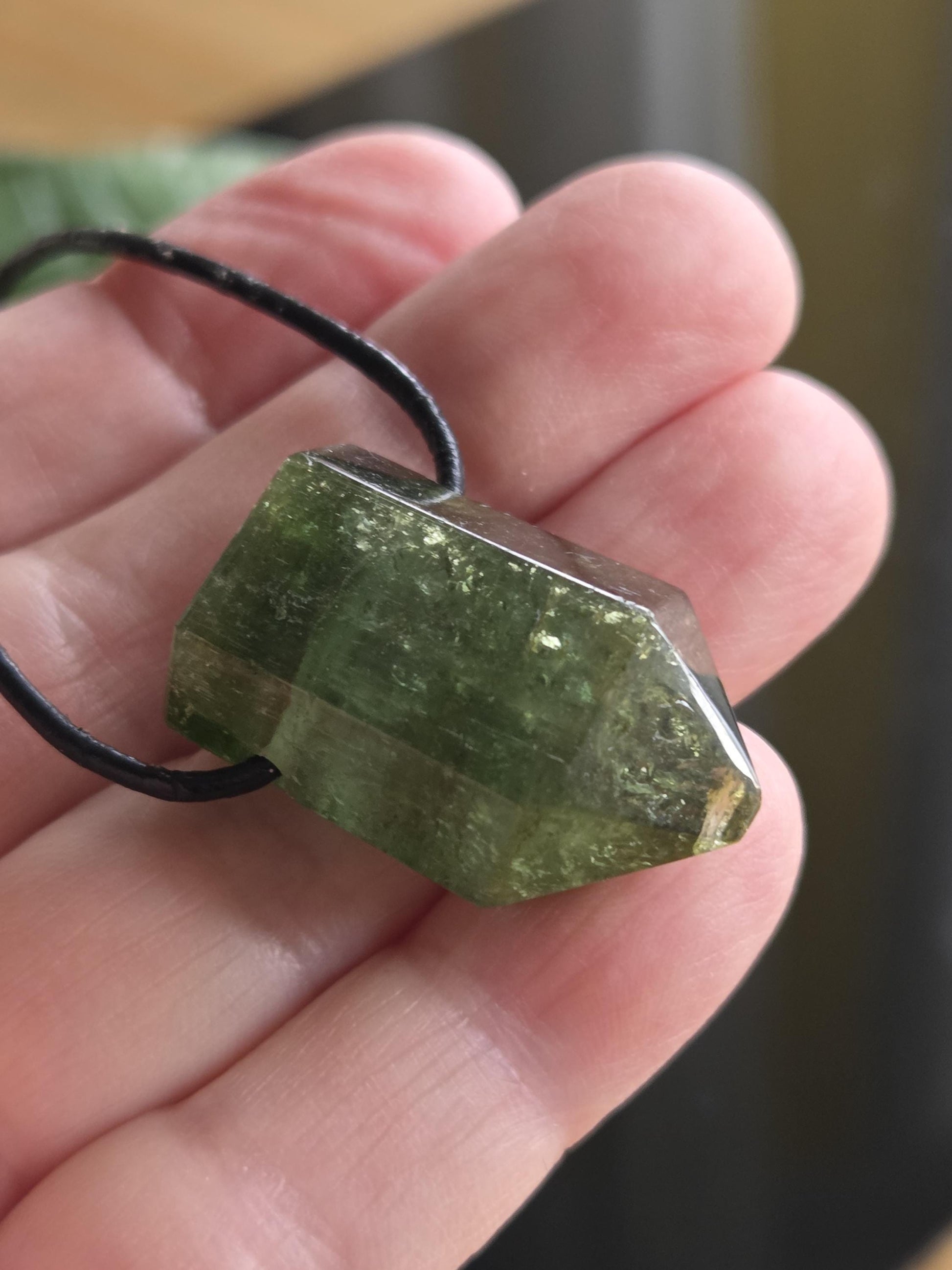 Atemberaubender Verdelith grüner Turmalin grün mit gelber Spitze, Anhänger, 30 x 19 x 14 mm, gebohrt, an verstellbarem Lederband