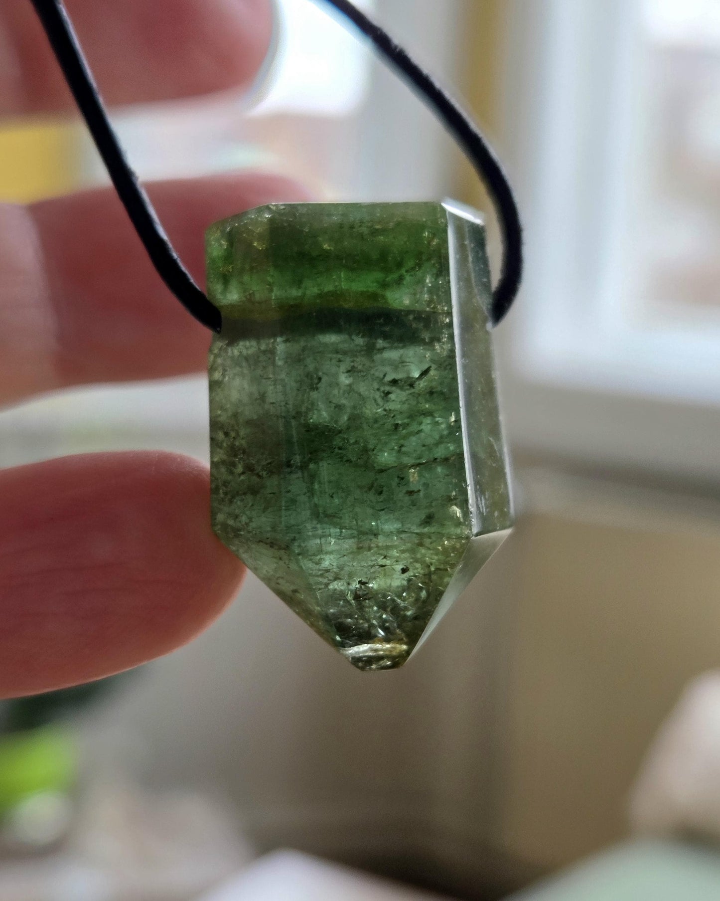 Atemberaubender Verdelith grüner Turmalin grün mit gelber Spitze, Anhänger, 30 x 19 x 14 mm, gebohrt, an verstellbarem Lederband