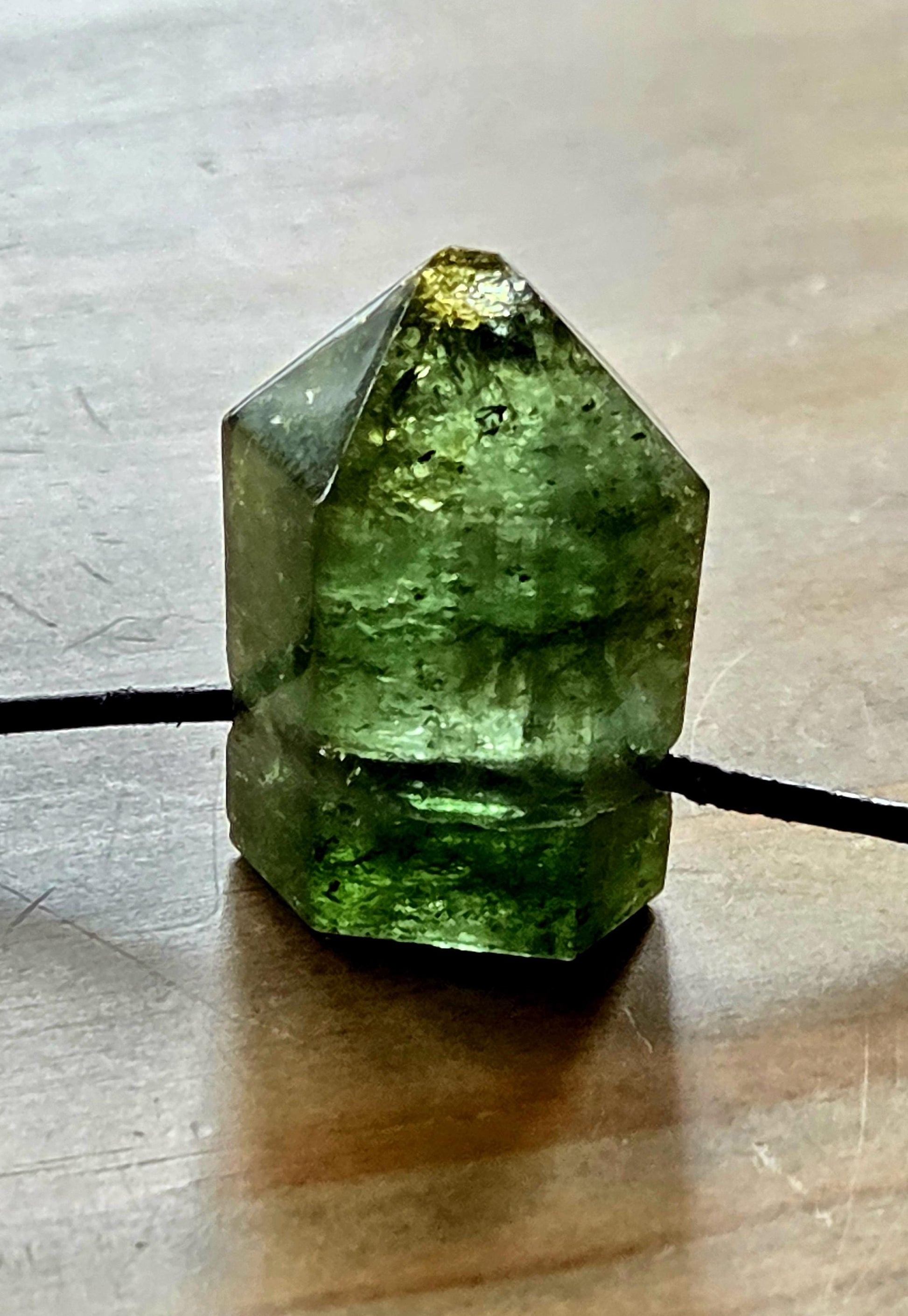 Atemberaubender Verdelith grüner Turmalin grün mit gelber Spitze, Anhänger, 30 x 19 x 14 mm, gebohrt, an verstellbarem Lederband