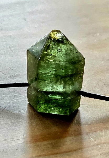 Atemberaubender Verdelith grüner Turmalin grün mit gelber Spitze, Anhänger, 30 x 19 x 14 mm, gebohrt, an verstellbarem Lederband