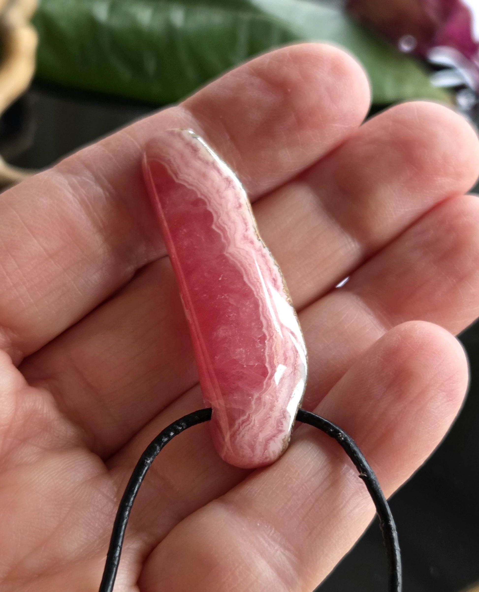 Traumhaft gezeichneter Rhodochrosit Anhänger, 45 x 15 x 7 mm, gebohrt, an verstellbarem Lederband