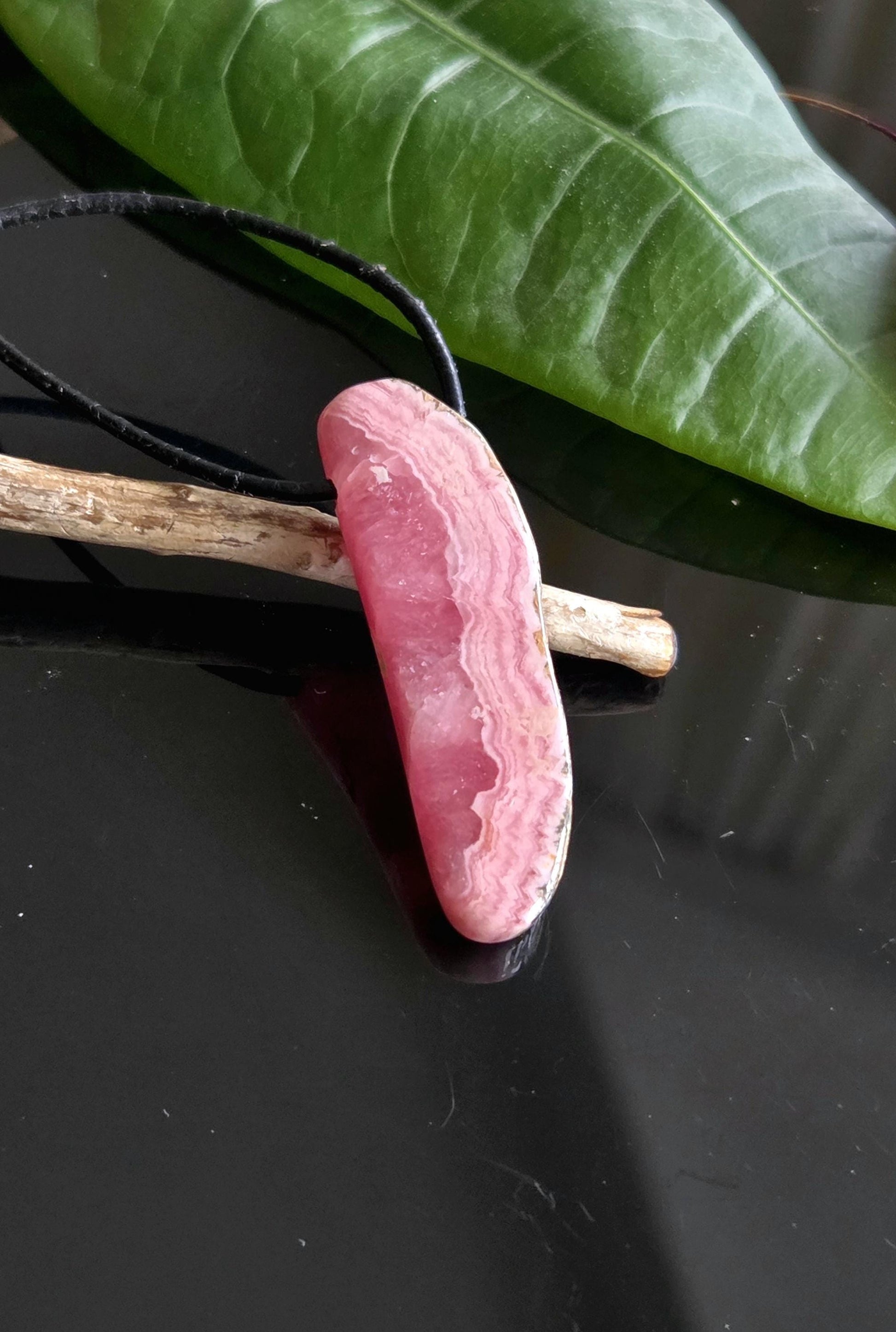 Traumhaft gezeichneter Rhodochrosit Anhänger, 45 x 15 x 7 mm, gebohrt, an verstellbarem Lederband