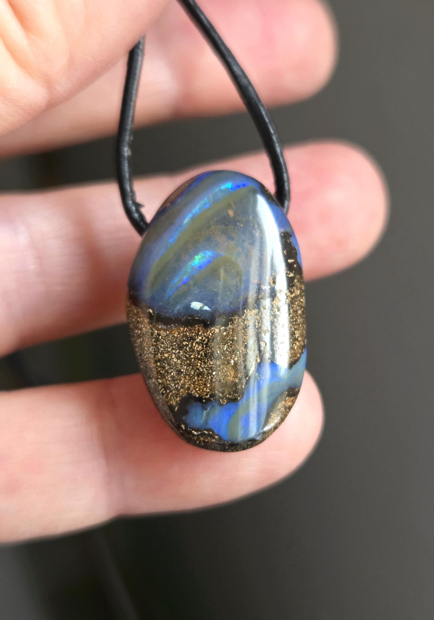 Boulder Opal, Boulderopal Anhänger, "Wave", mit "flashfire" und "innerworld", 28 x 18 x 10 mm, gebohrt, an verstellbarem Lederband