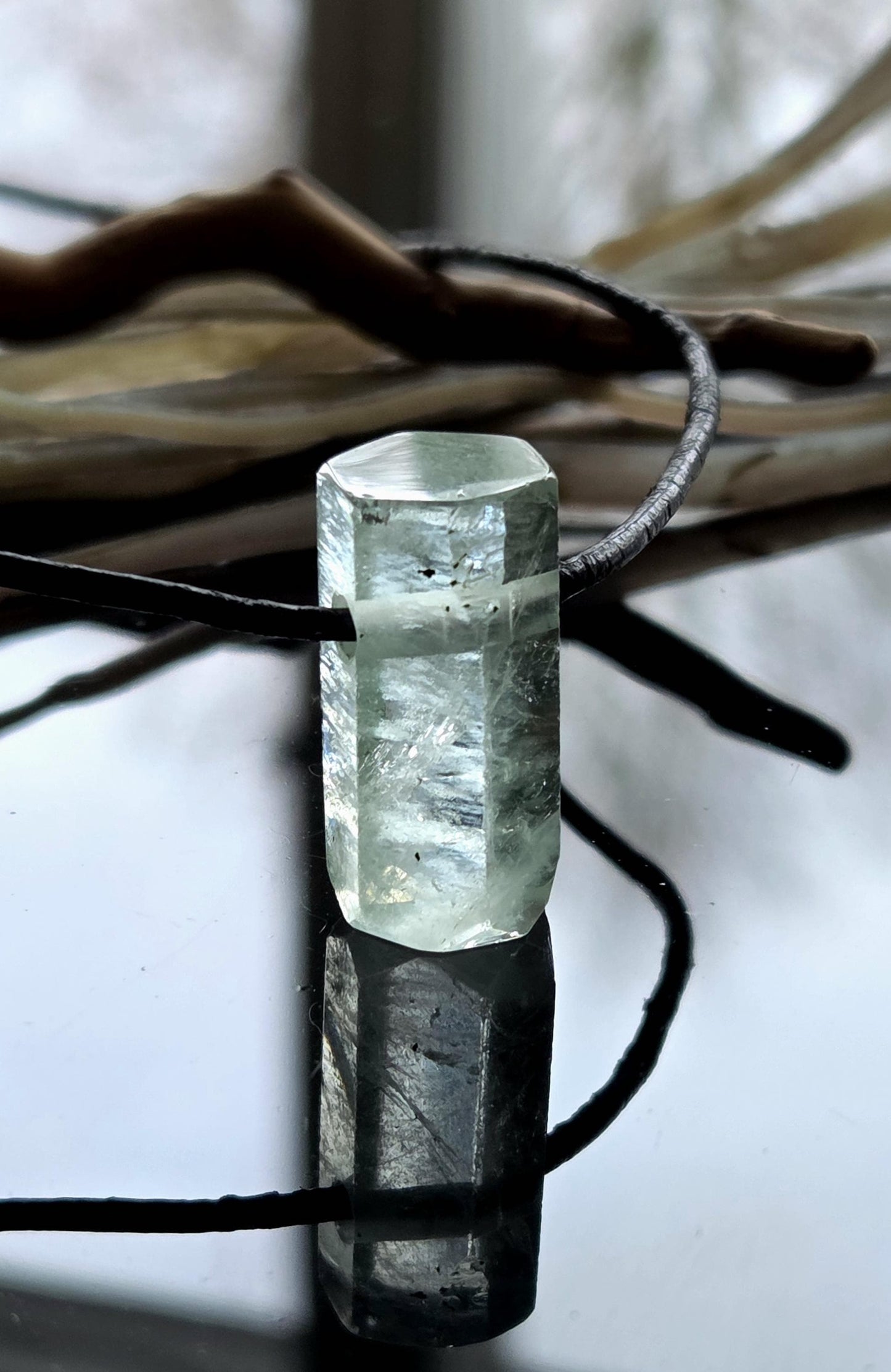 Aquamarin Stäbchen Beryll Rohstein Farbe grünlich blau Anhänger 23 x 12 x 11 mm, gebohrt, am Lederband, 4,43 g., 22,20 ct.