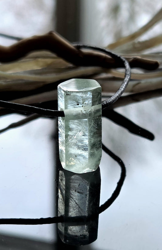 Aquamarin Stäbchen Beryll Rohstein Farbe grünlich blau Anhänger 23 x 12 x 11 mm, gebohrt, am Lederband, 4,43 g., 22,20 ct.