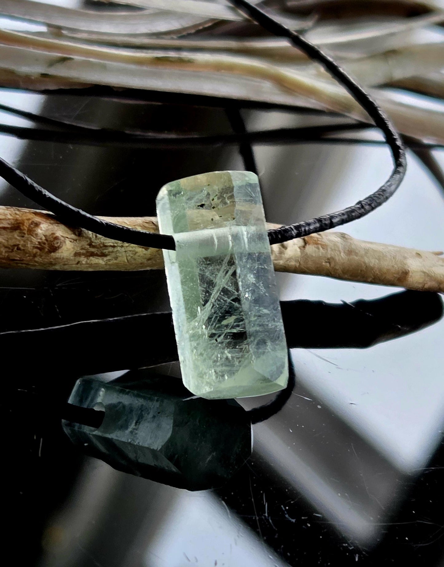 Aquamarin Stäbchen Beryll Rohstein Farbe grünlich blau Anhänger 23 x 12 x 11 mm, gebohrt, am Lederband, 4,43 g., 22,20 ct.