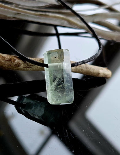 Aquamarin Stäbchen Beryll Rohstein Farbe grünlich blau Anhänger 23 x 12 x 11 mm, gebohrt, am Lederband, 4,43 g., 22,20 ct.