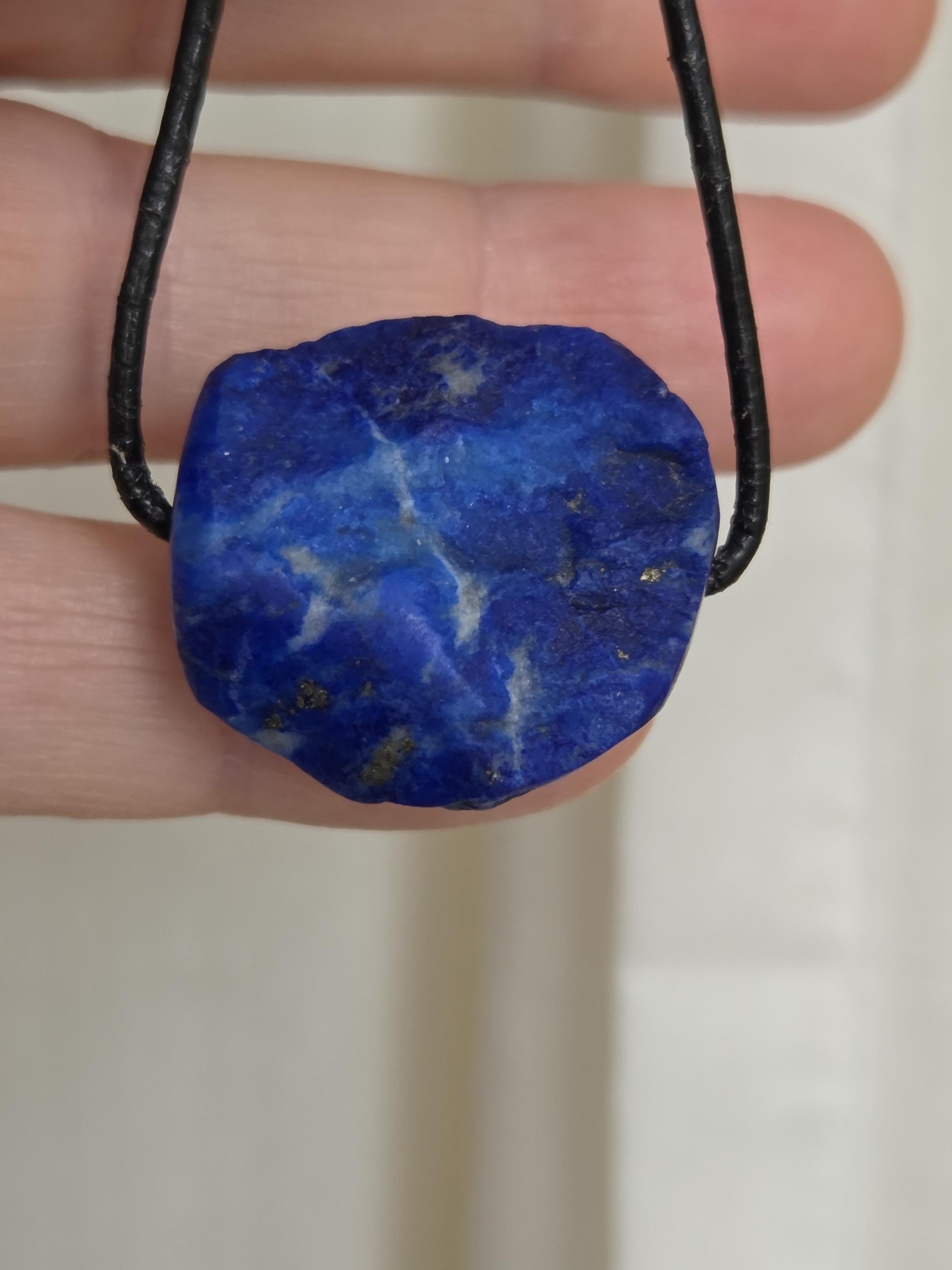 Lapislazuli Lapis Lazuli Anhänger, Stein der Engel, 24 x 25 x 12 mm, gebohrt, an verstellbarem Lederband