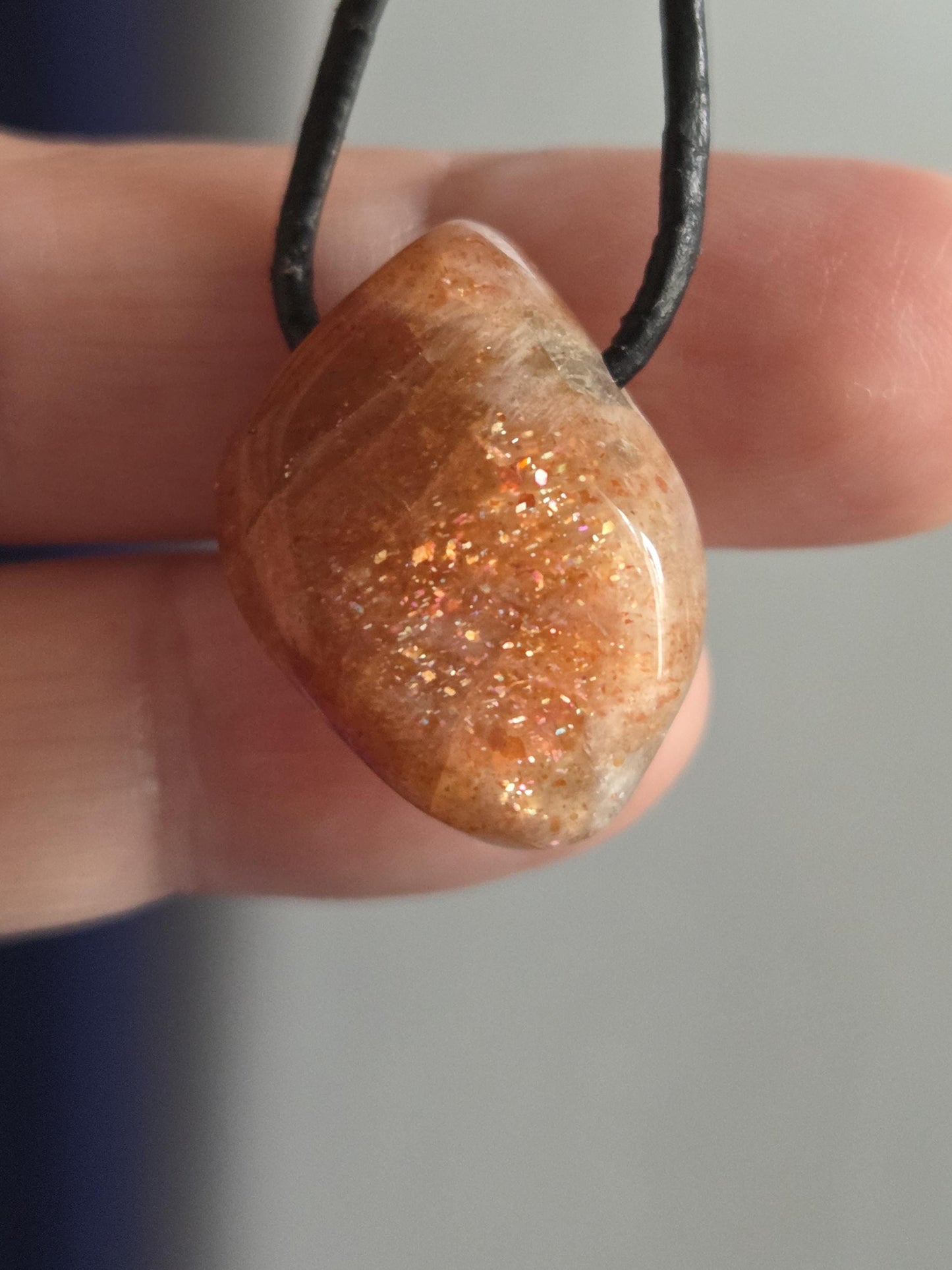 Glitzernder Sonnenstein Anhänger, 24 x 18 x 12 mm, gebohrt, an verstellbarem Lederband