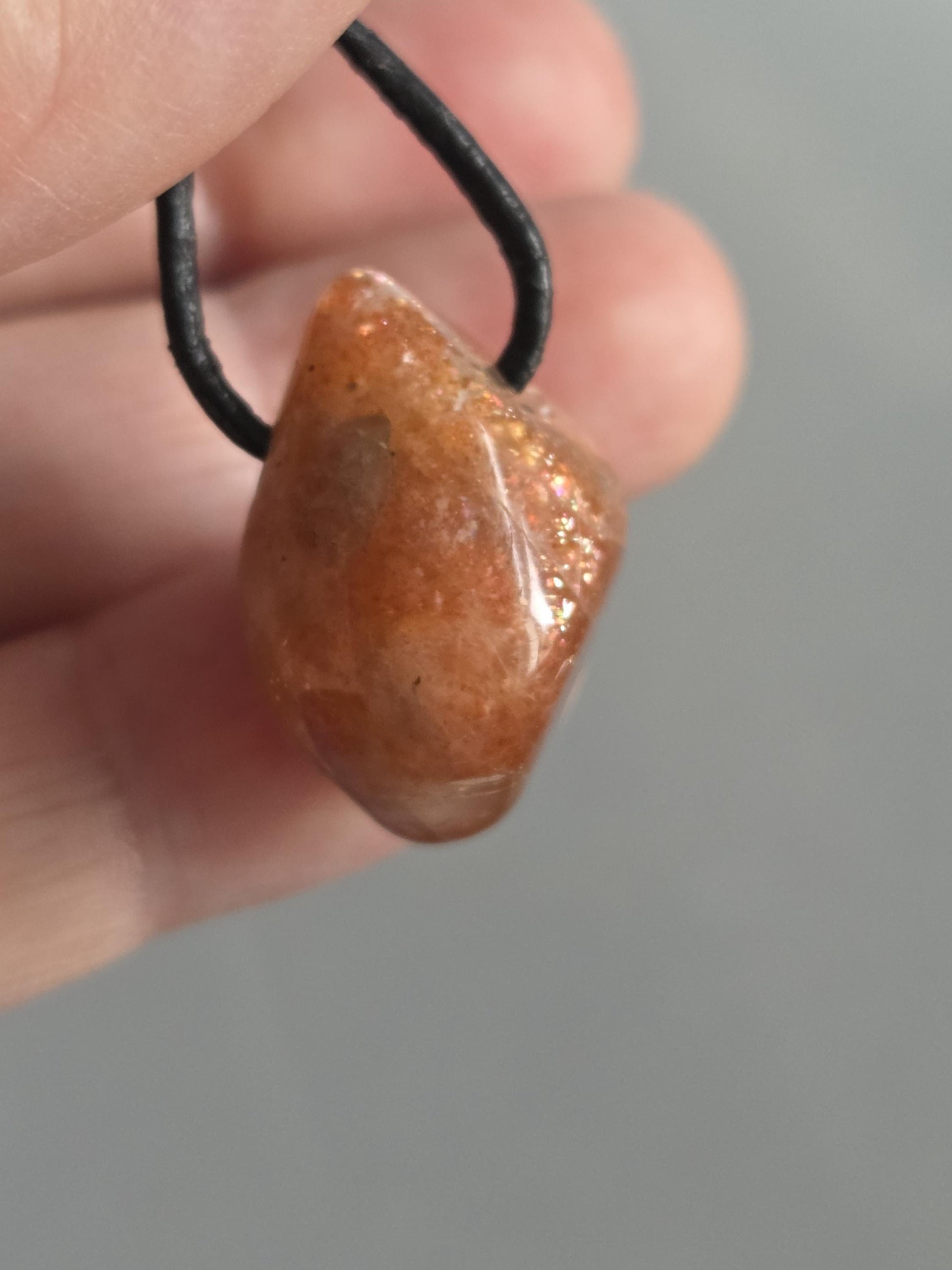 Glitzernder Sonnenstein Anhänger, 24 x 18 x 12 mm, gebohrt, an verstellbarem Lederband